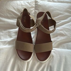 NEW Mia Light Gray Wedges
